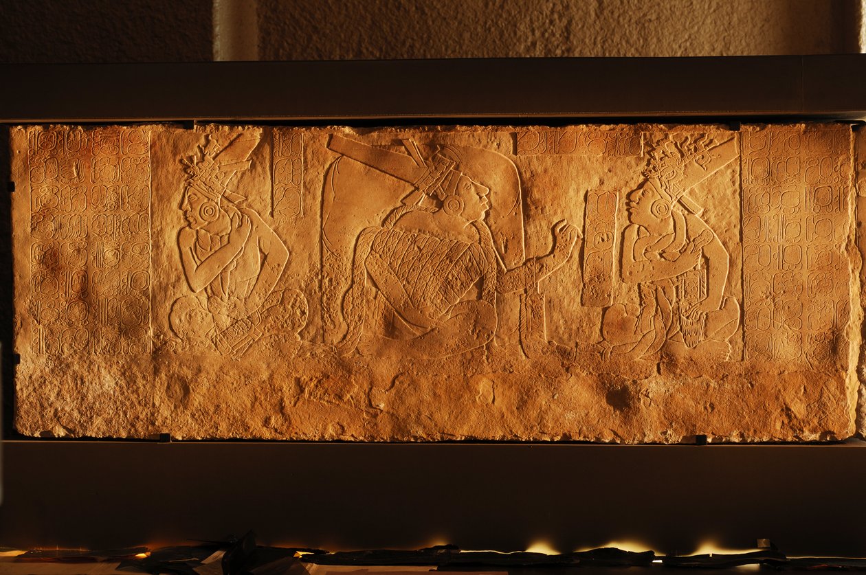 メキシコ、パレンケ、神殿19の玉座ベンチ、アカル・モ・ナブの彫刻、2005年（写真） 作： ケネス・ギャレット