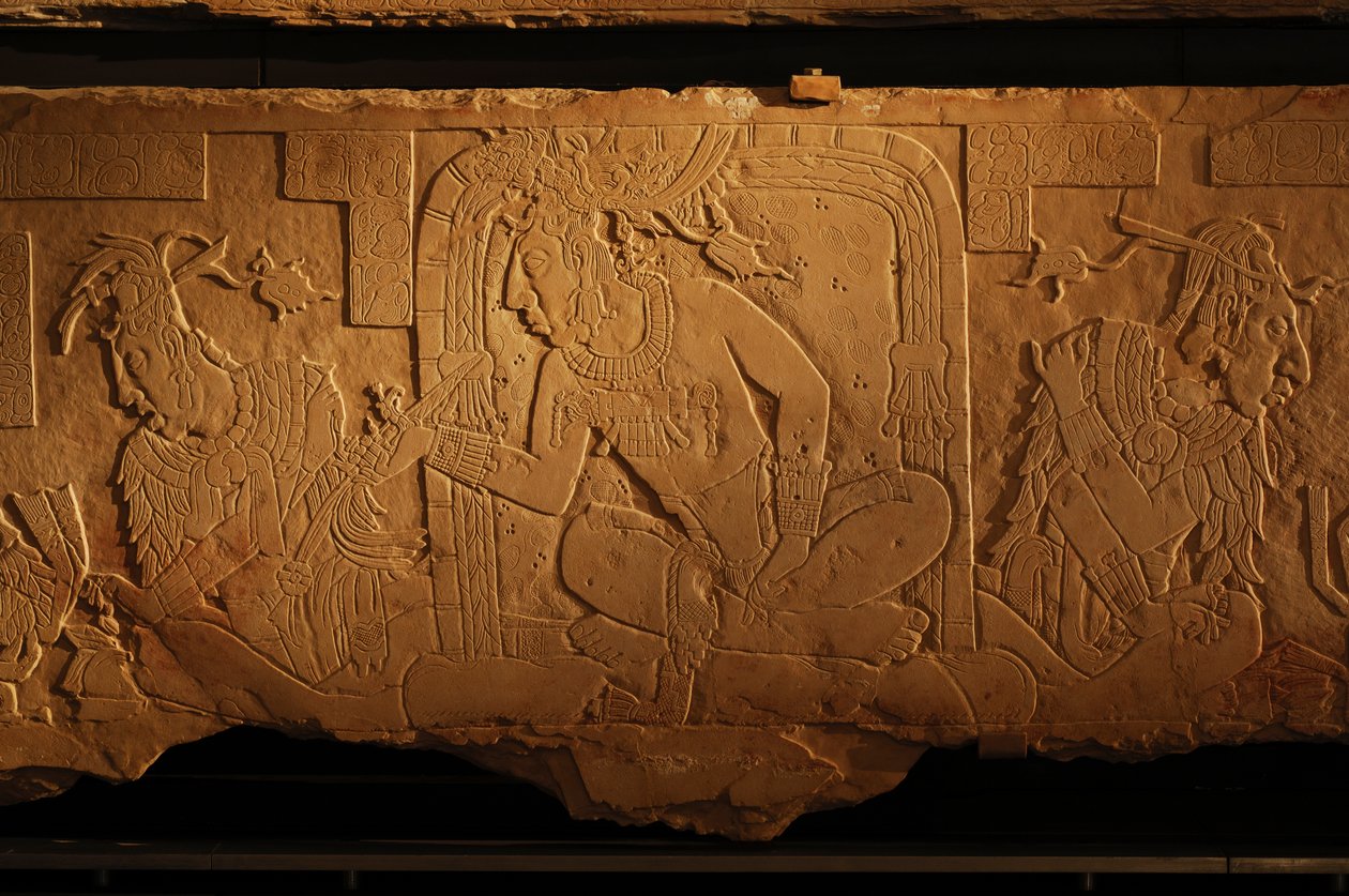 メキシコ、パレンケ、神殿21の王座台、アカル・モ・ナブ王の彫刻、2005年（写真） 作： ケネス・ギャレット