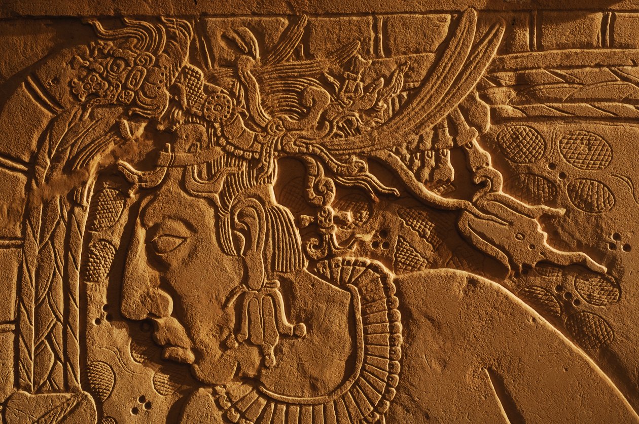 メキシコ、パレンケ、神殿21の王座台、アカル・モ・ナブ王の彫刻、2005年（写真） 作： ケネス・ギャレット