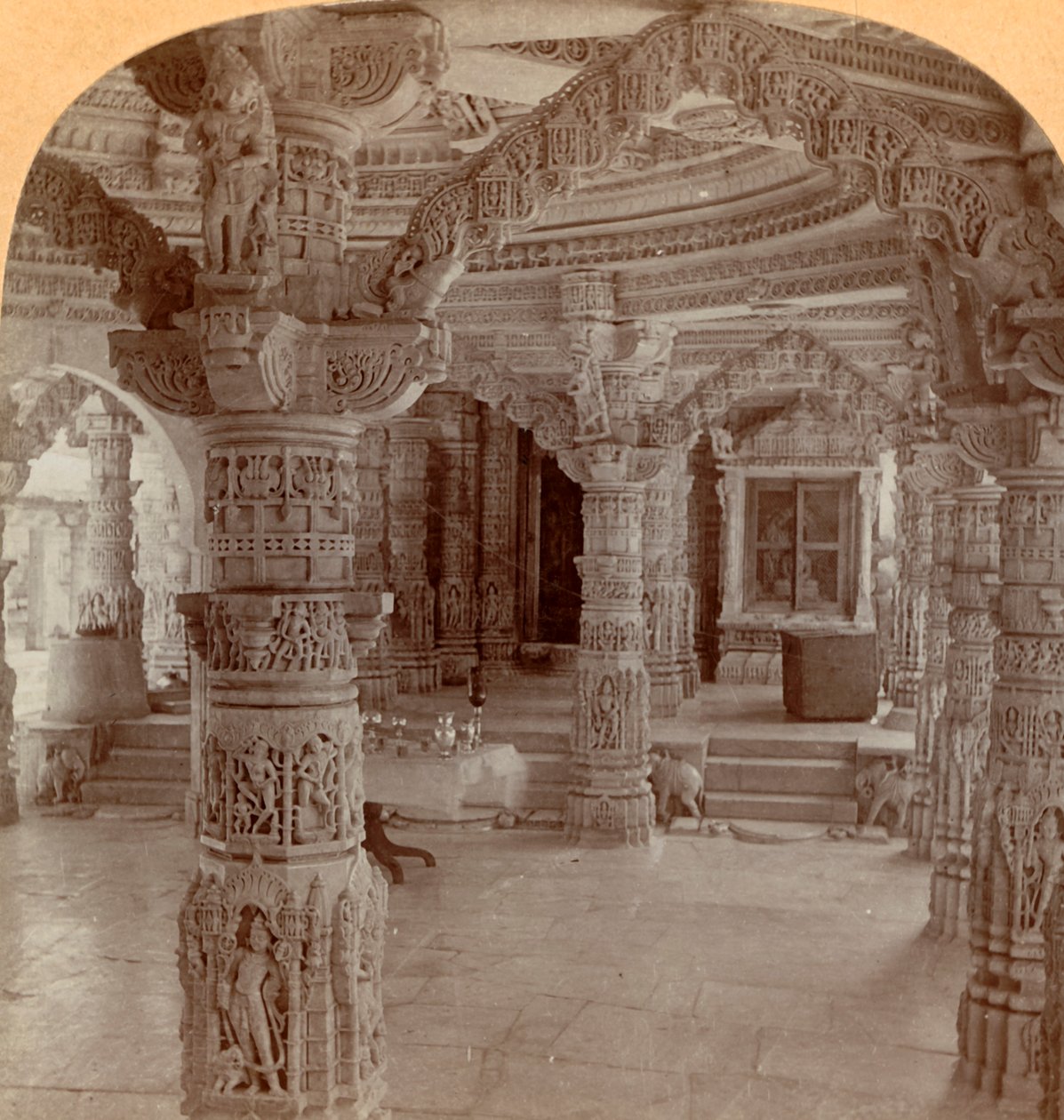 インテリア、ディルワラ寺院、アブ山、インド、1901年。 作： Keystone View Company