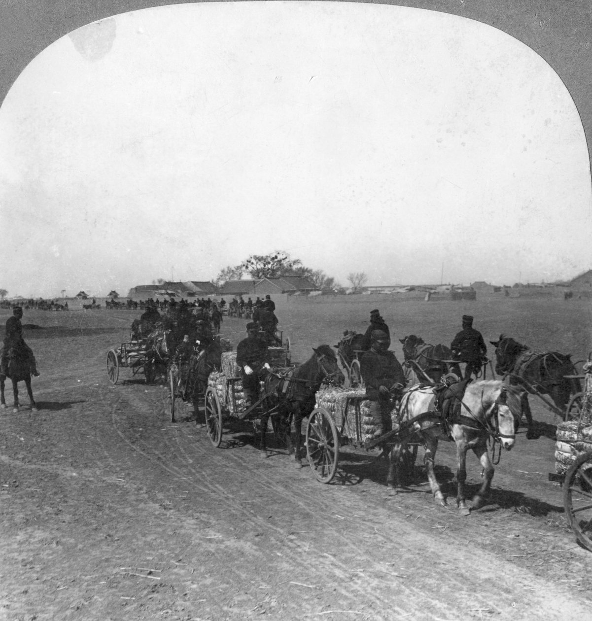 日本の軍用輸送列車、満州、1906 作： Keystone View Company