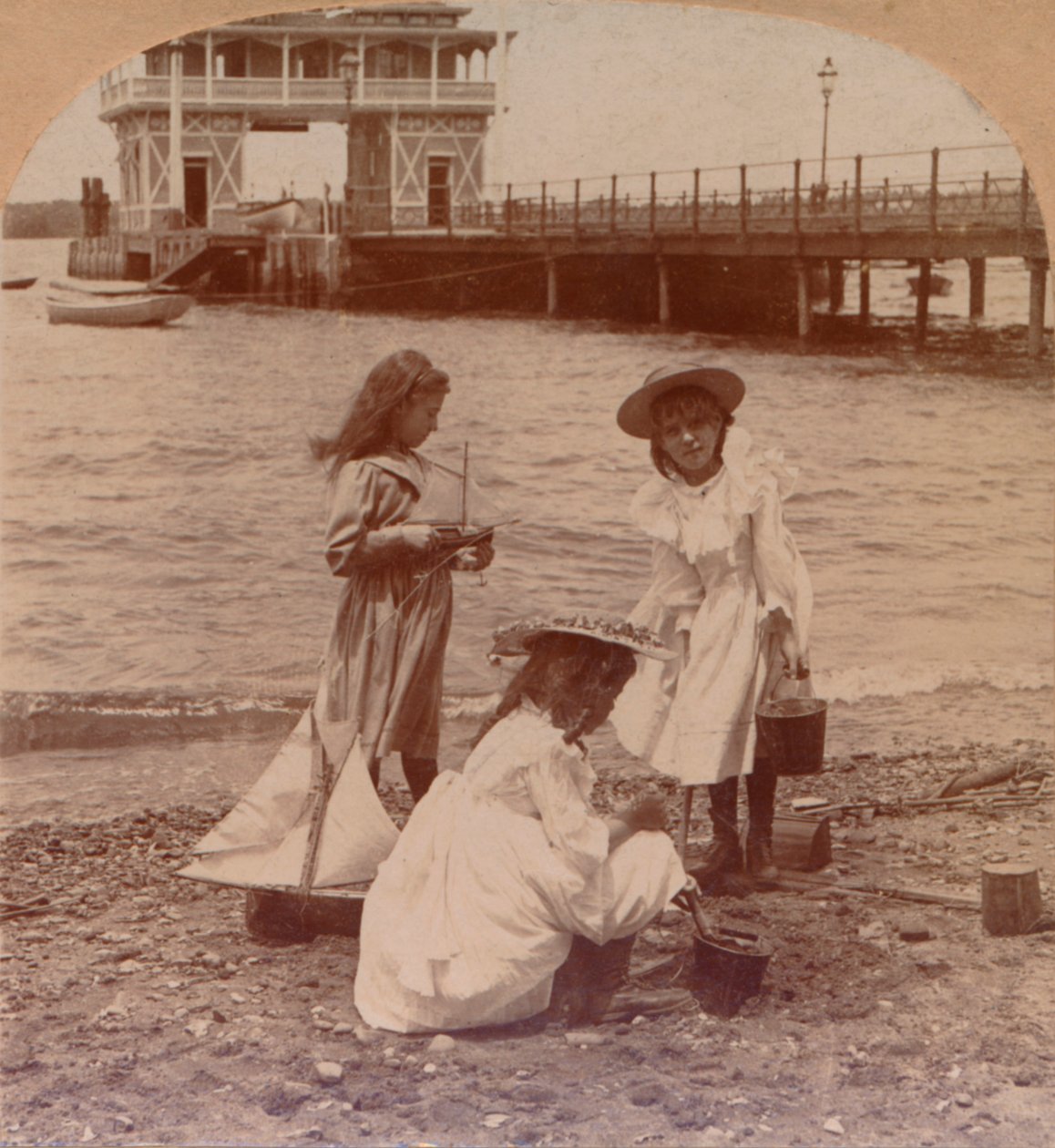 ビーチc1900で遊ぶ 作： Keystone View Company