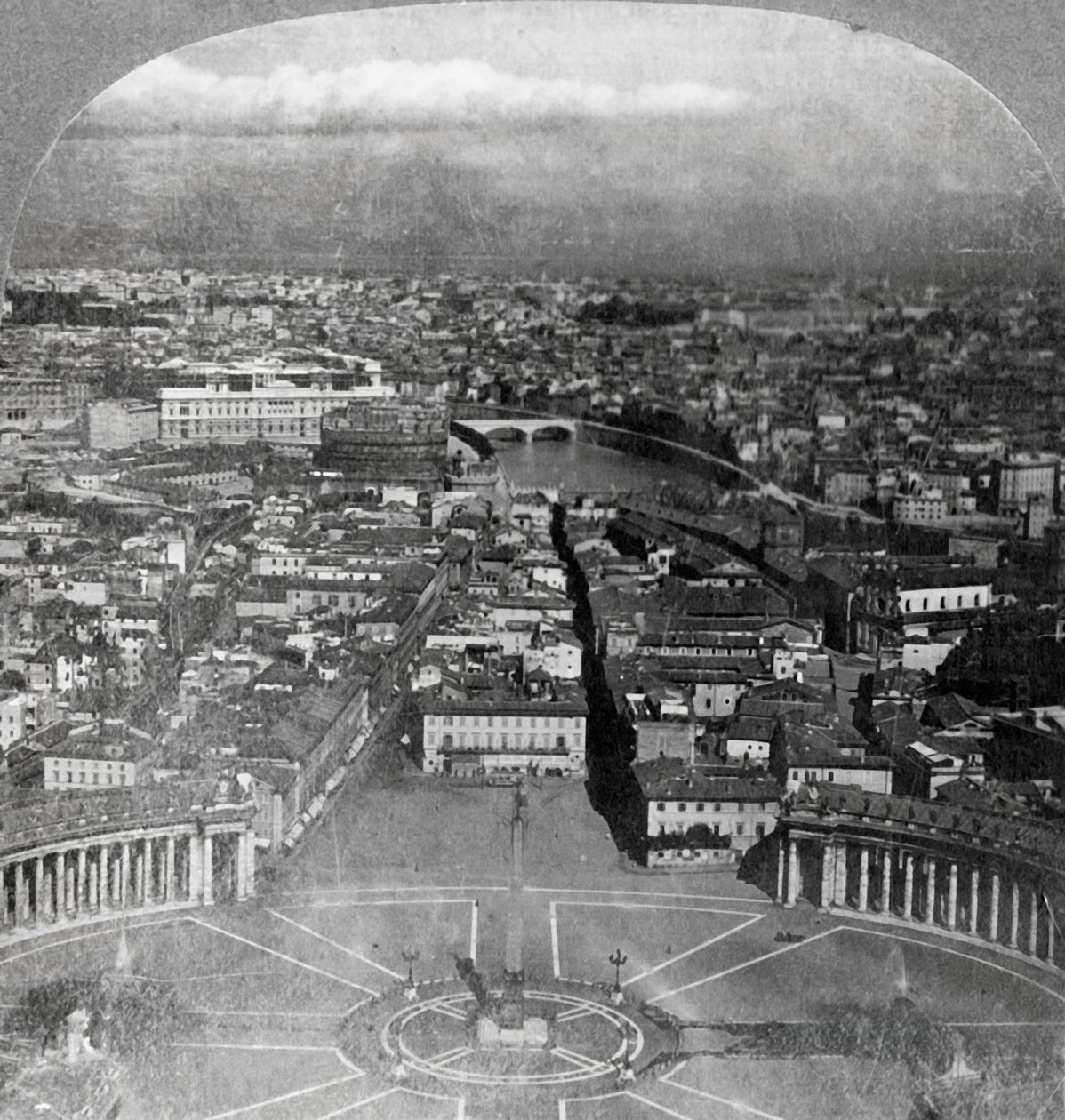 イタリア、サンピエトロのバルコニーからの永遠の都ローマ、1904年。 作： Keystone View Company