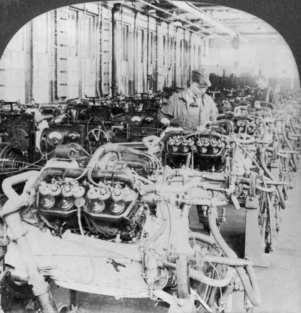 20世紀の米国ミシガン州デトロイトの自動車工場でのエンジンのテスト 作： Keystone View Company