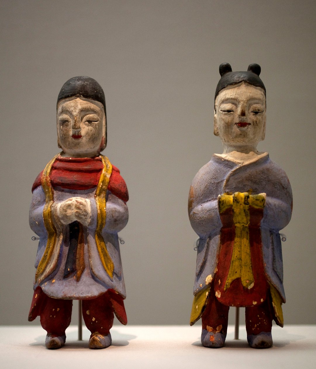 シャーマンの衣装を着たフィギア。多色刷りの木彫像、アートコリーン 作： 朝鮮学校