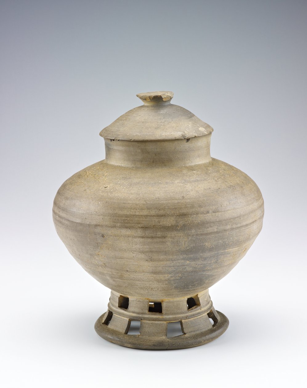 壺、6世紀前半（天然灰釉の痕跡を残した素焼きの石器） 作： 朝鮮学校