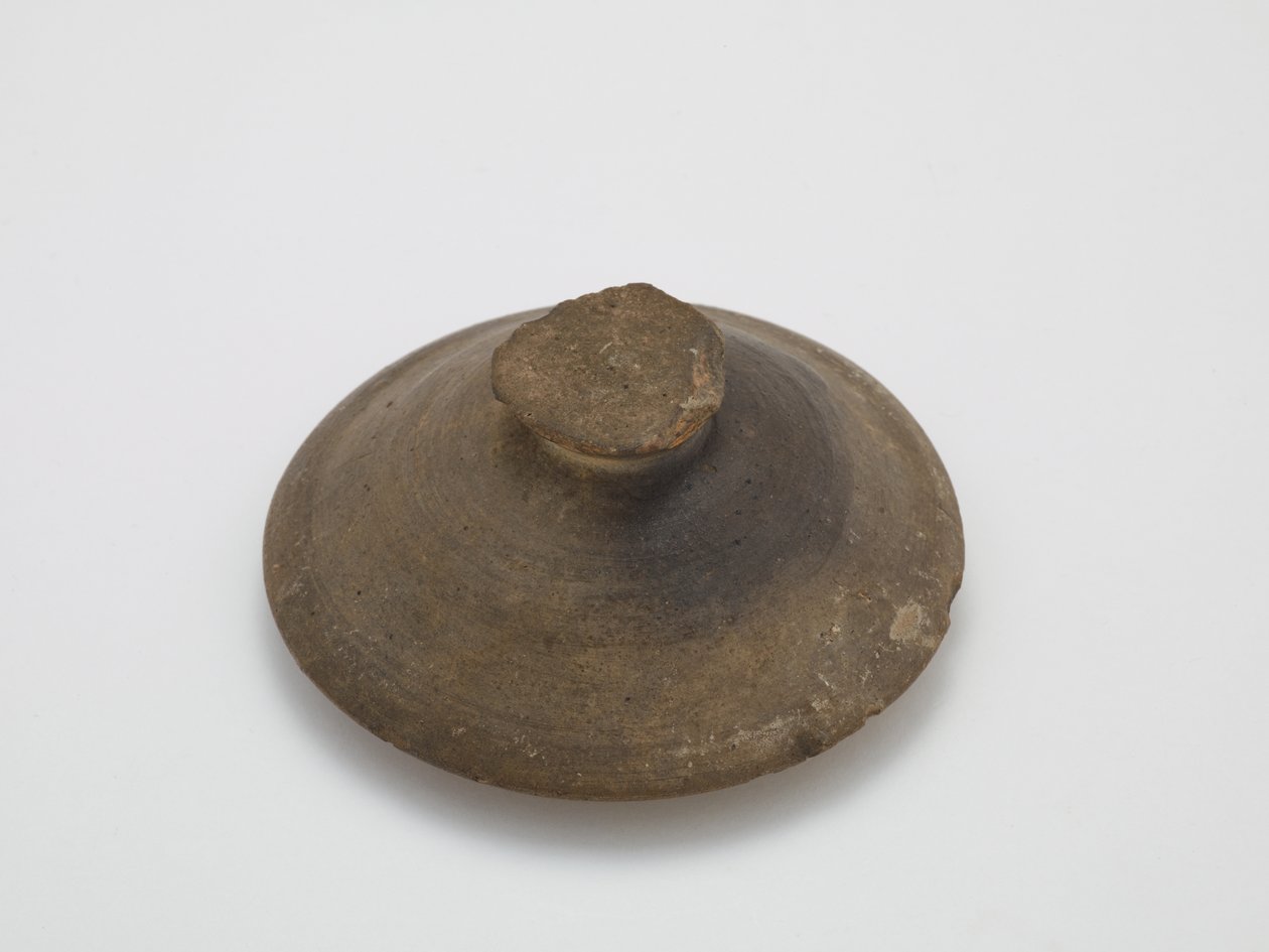 6世紀前半 蓋（無釉石器、自然灰釉の痕跡あり 作： 朝鮮学校