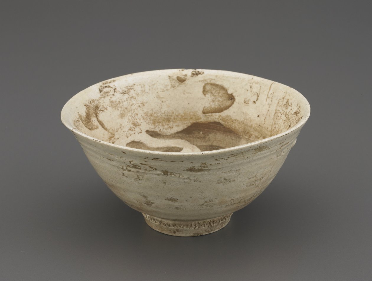 茶碗（コライジャワン）、16世紀後半（透明釉薬入り磁器、金漆補修） 作： 朝鮮学校