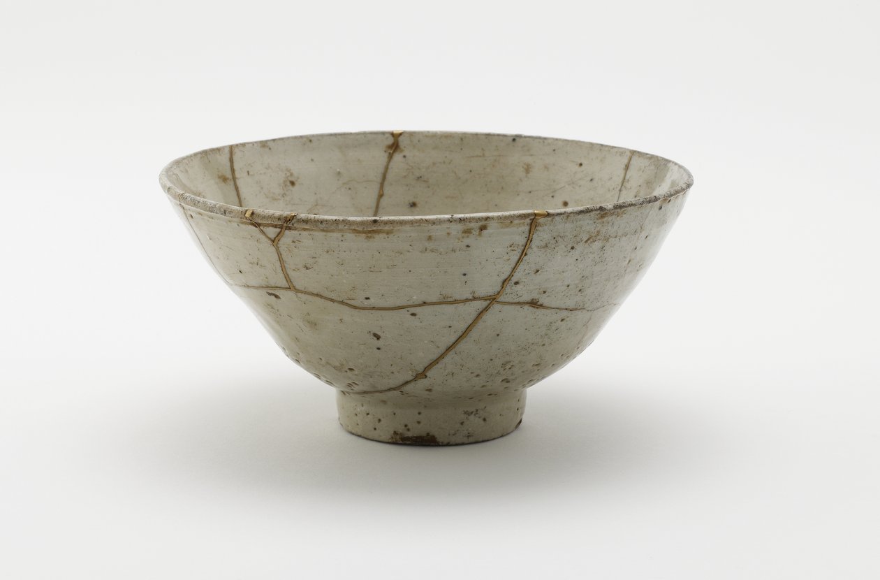 16世紀後半の茶碗（コライジャワン）（透明な淡い青色の釉薬、金漆の補修を施した磁器） 作： 朝鮮学校