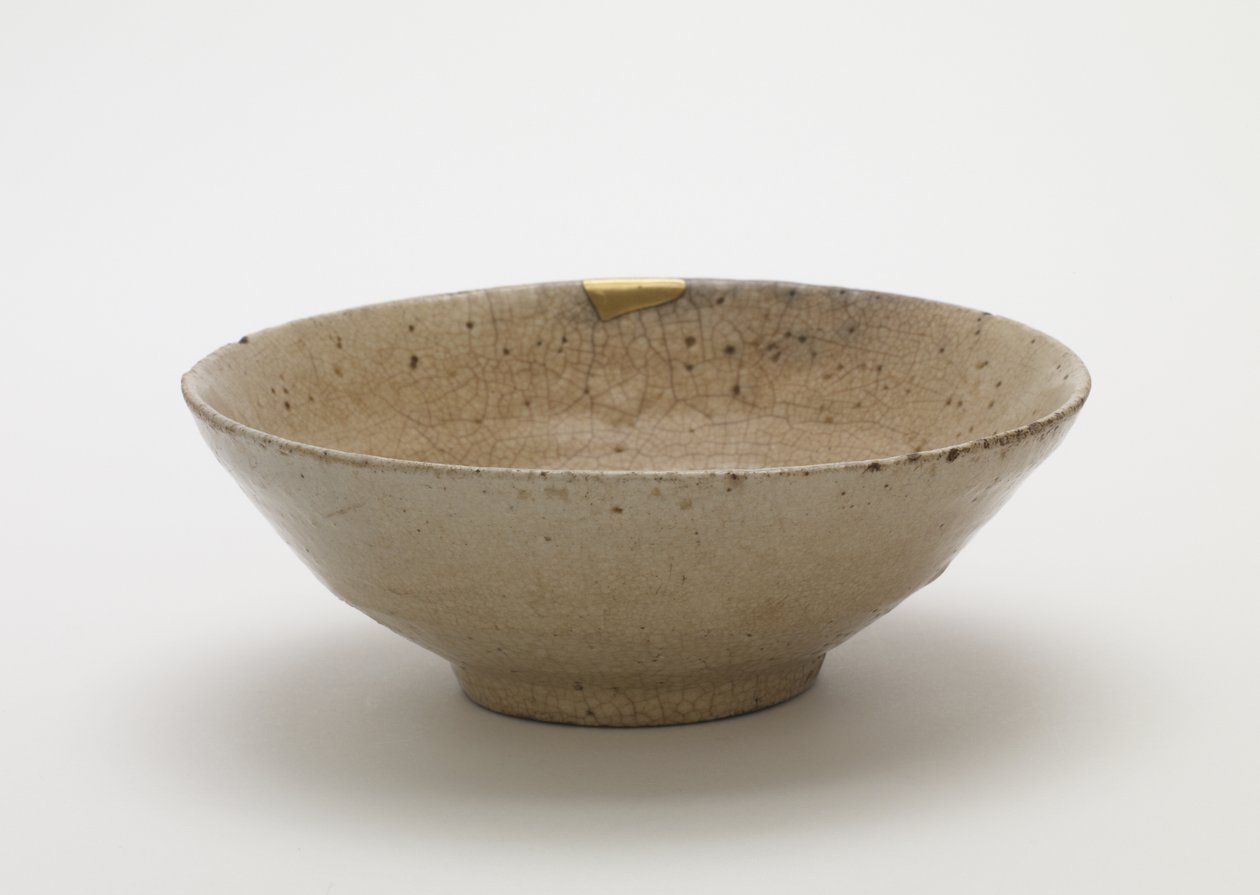 16世紀後半の茶碗（石器、無ガラス磁器、透明釉薬、金漆補修） 作： 朝鮮学校