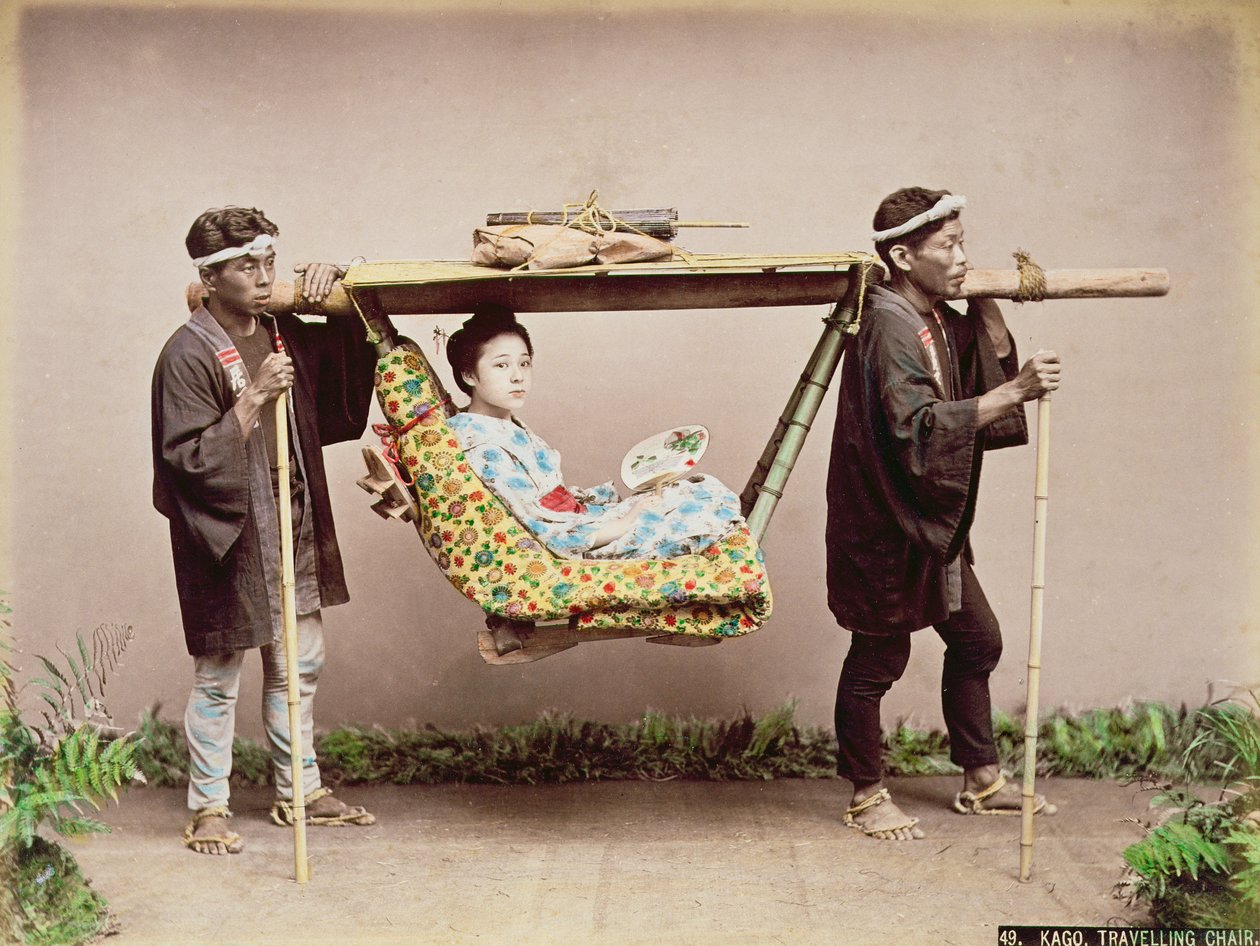 ごみで運ばれる日本の芸者 作： 日下部金兵衛