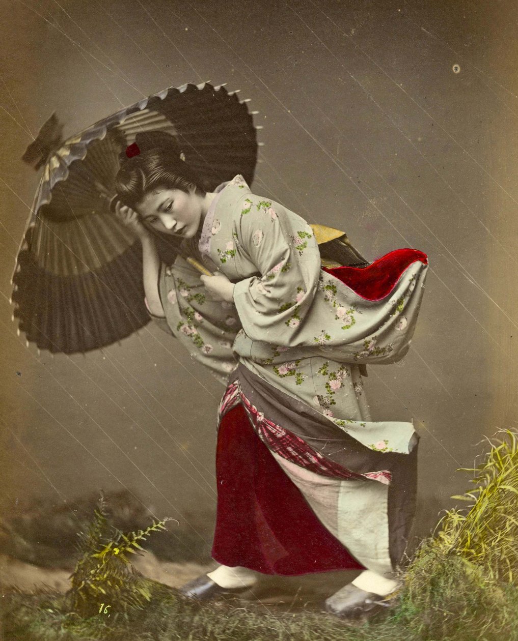 暴風雨に巻き込まれた女性、1890年頃 作： 日下部金兵衛