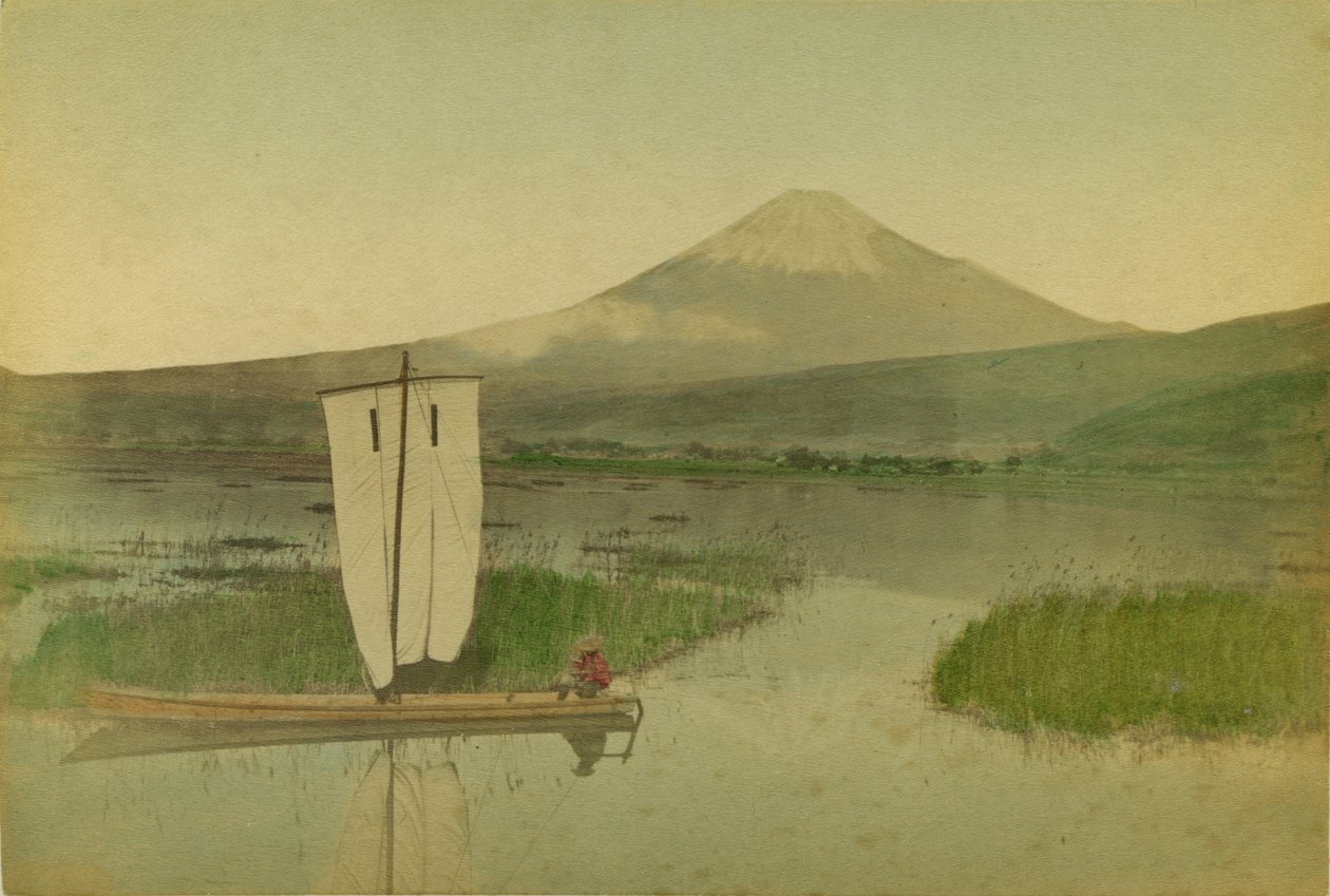 日本: 穂高目湖の手前に帆船がある富士山 (富士山) 作： 日下部金兵衛