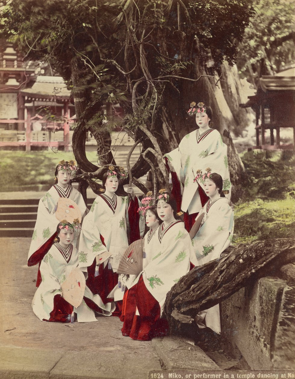 美子、または奈良の寺院で踊る、c.1890 作： 日下部金兵衛