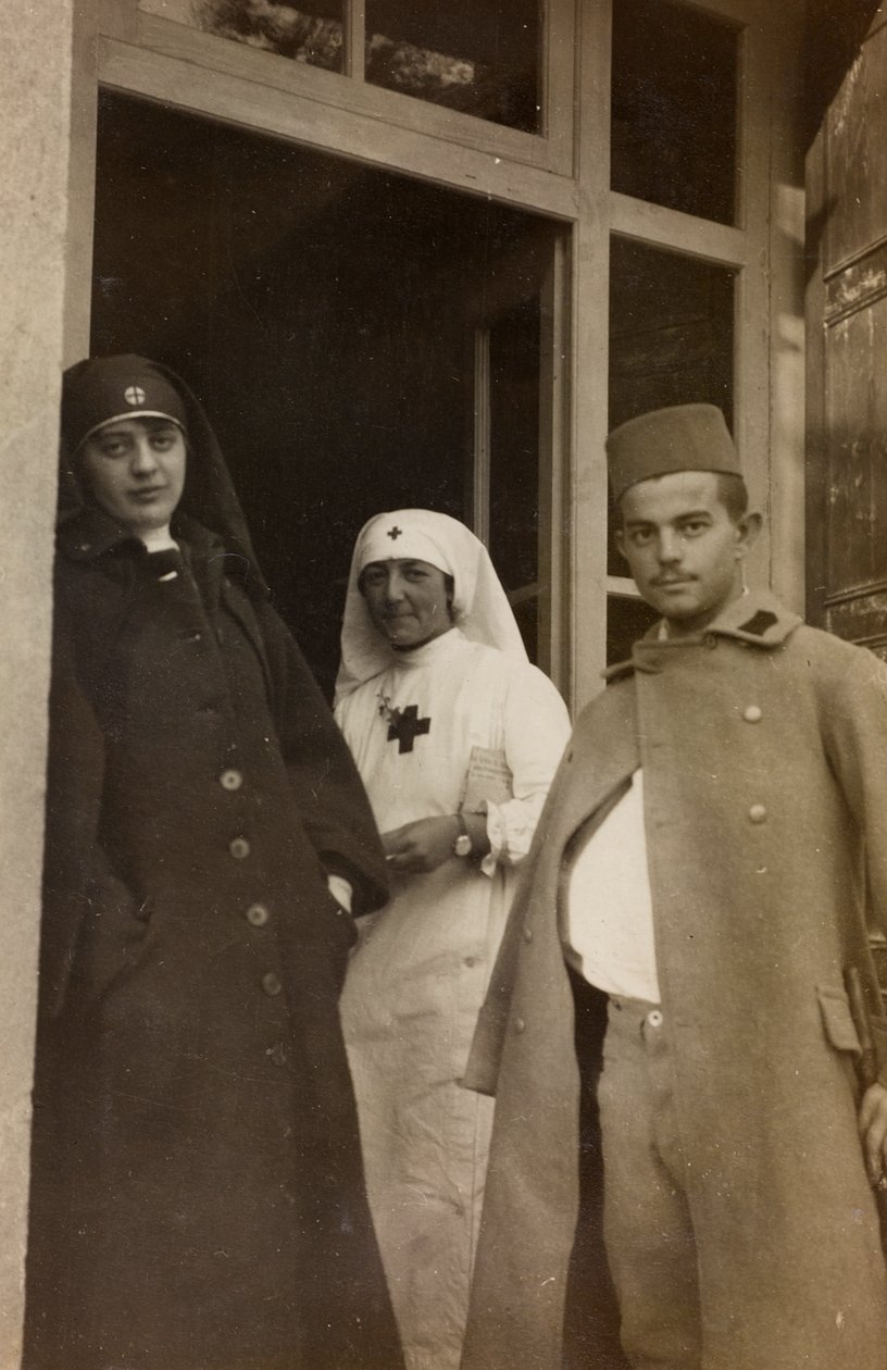 Friuli-Venezia Giuliaにおける第一次世界大戦のアルバム：Soreschiano Manzanoの戦争病院の17人の家であるVilla Brazzàでの士官候補生のオーストリア人捕虜と2人の赤十字の看護師の肖像（モノクロ写真 作： L.ヴェルディアーニ
