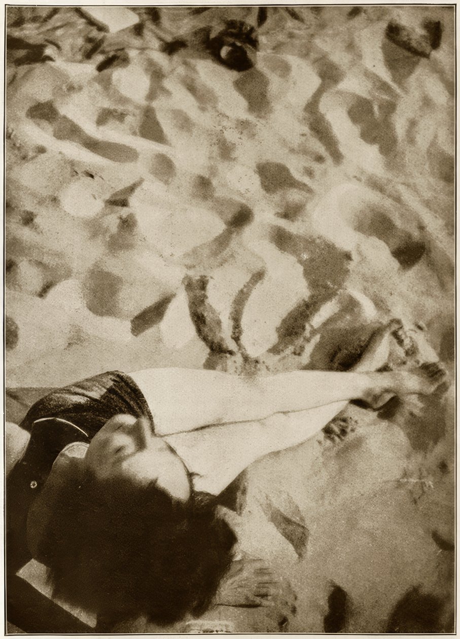 6月の太陽-この写真は四方から見ることができます 作： ラズロ・モホリー・ナジ