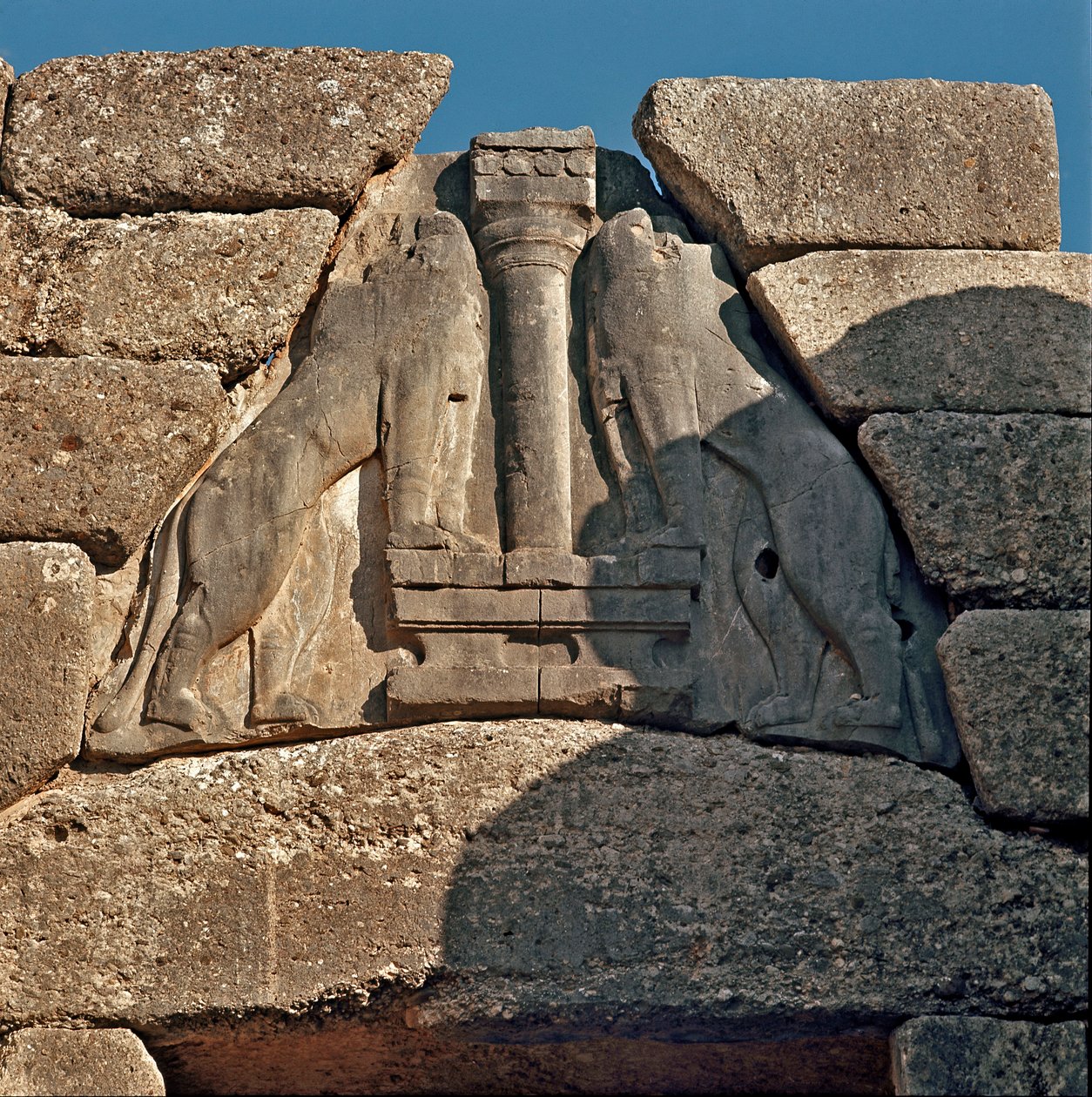 獅子の門：ペロポネソス半島の古代都市ミケネスの遺跡（紀元前1500～1100年）ギリシャ 作： 後期ヘラディック時代ミケーネ文明