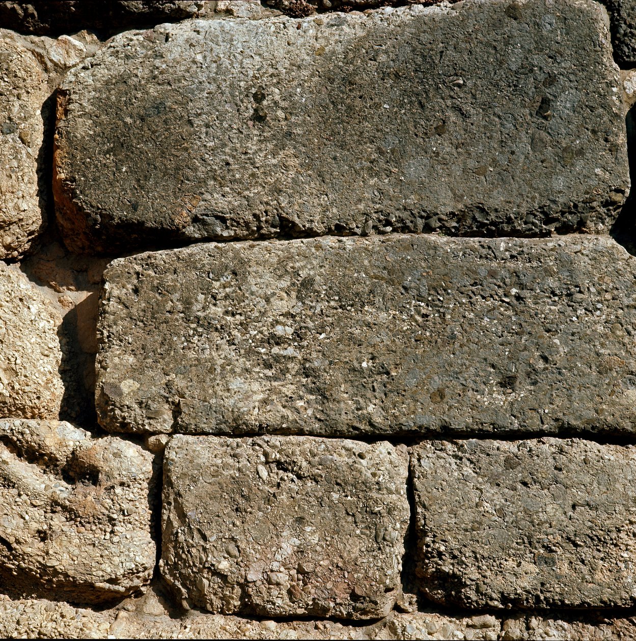 ライオンズゲート付近の壁：ペロポネソス半島の古代都市ミケネスの跡地（紀元前1500～1100年）ギリシャ 作： 後期ヘラディック時代ミケーネ文明
