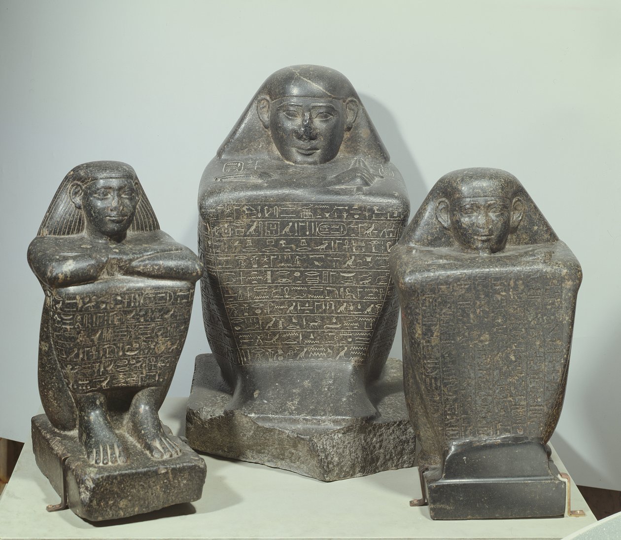 Akhamenru、Harwa、Amenemonet、25-26王朝（閃緑岩）のブロック像 作： エジプト後期