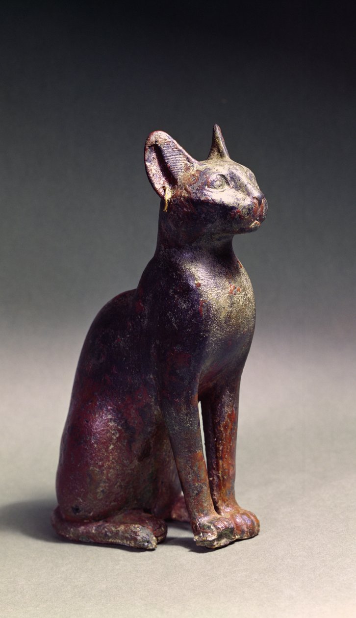 女神バステトの神聖な表現である金の耳飾りをつけた猫の彫像、前664～630年頃（ブロンズ 作： エジプト後期
