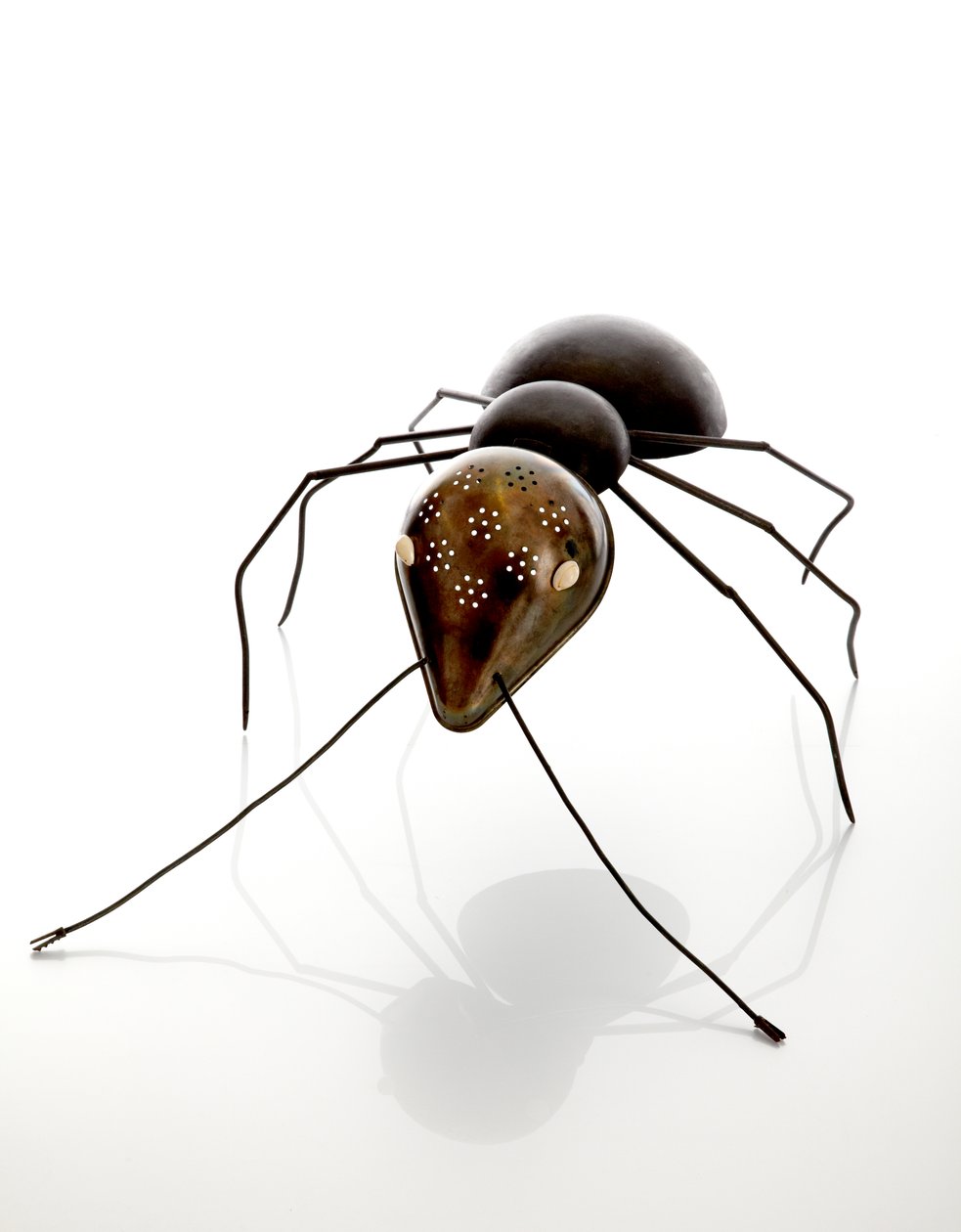 Ant（金属、スパナ、工具、見つかったオブジェクト） 作： ローリー・サイモンソン