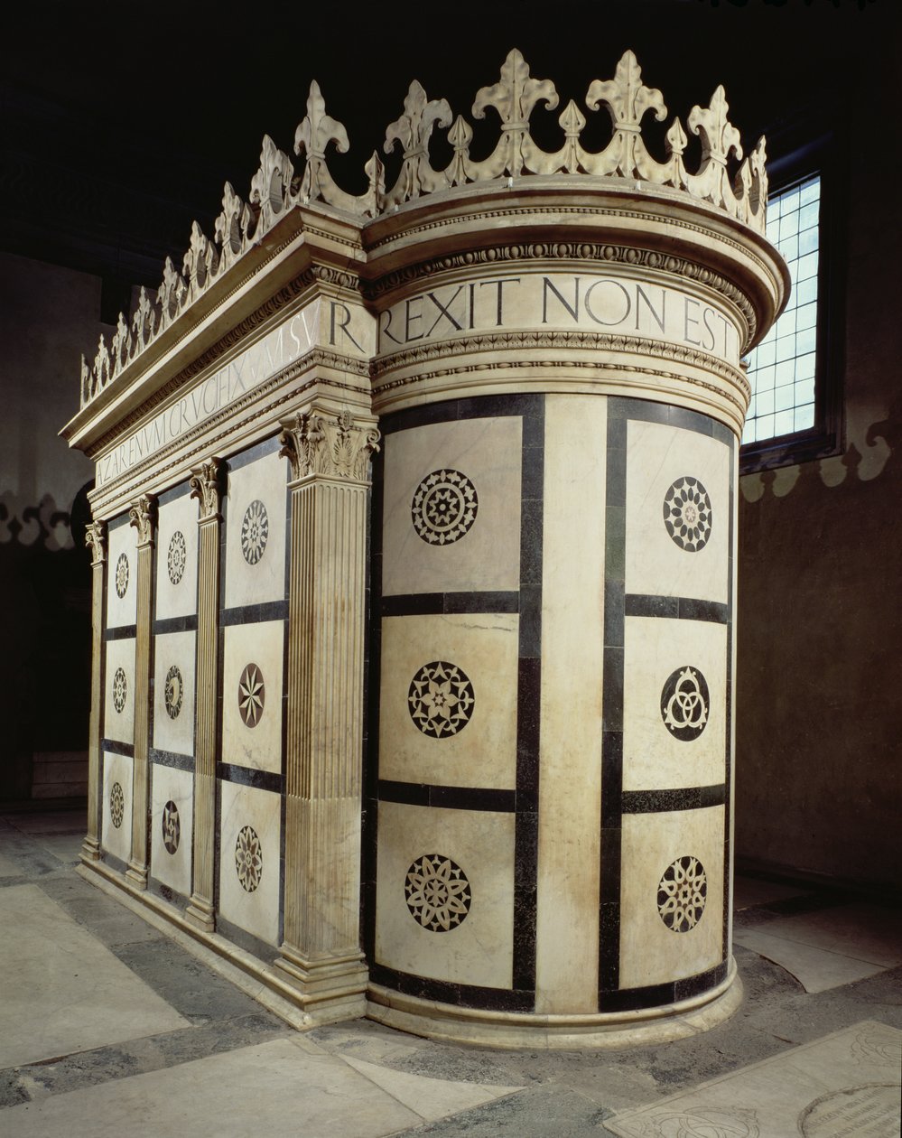 カペラルチェッライの聖墳墓の小さな神殿、1467年（大理石） 作： レオン・バッティスタ・アルベルティ
