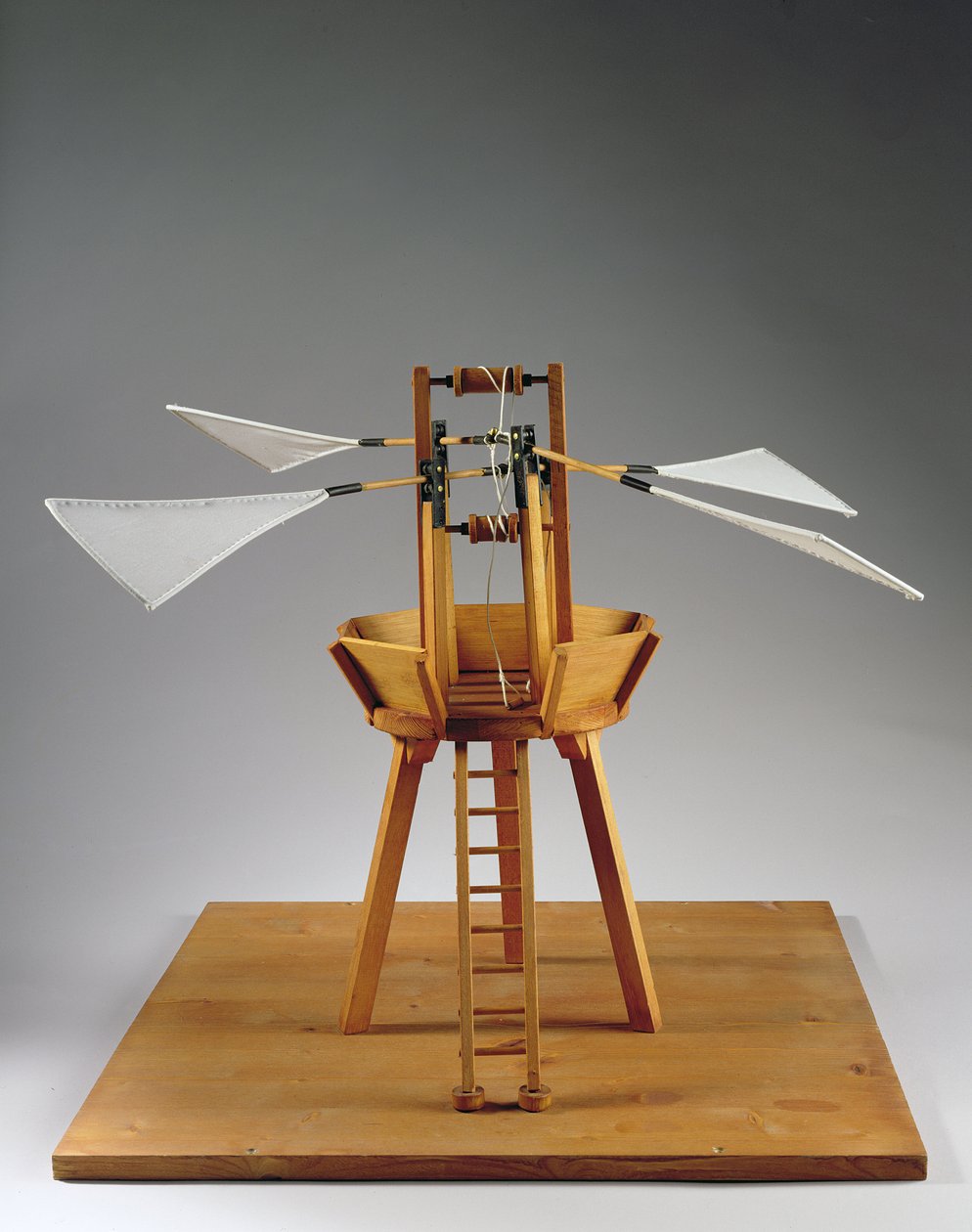 垂直方向のornithopter（木材、布、紐）のダヴィンチのデザインのモデルの再構成 作： レオナルド・ダ・ヴィンチ