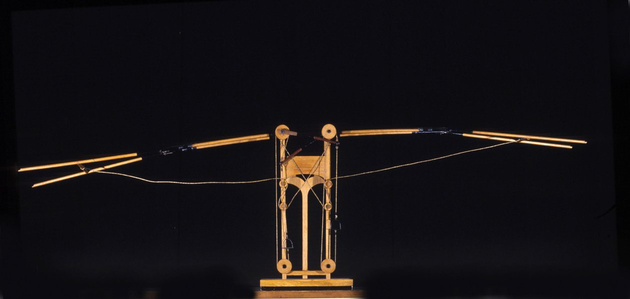 翼で飛ぶための機械。レオナルド・ダ・ヴィンチ(Leonardo da Vinci)の図面からの模型。ミラノの科学技術博物館。 作： レオナルド・ダ（後）ヴィンチ