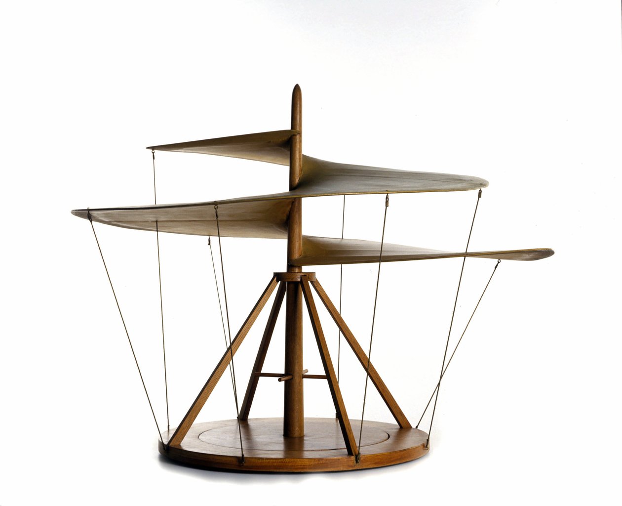 レオナルド・ダ・ヴィンチ(Leonardo da Vinci)の図面から作られたエアスクリューの模型、飛行機械、ヘリコプターの祖先 - レオナルド・ダ・ヴィンチ科学技術博物館(ミラノ) 作： レオナルド・ダ（後）ヴィンチ