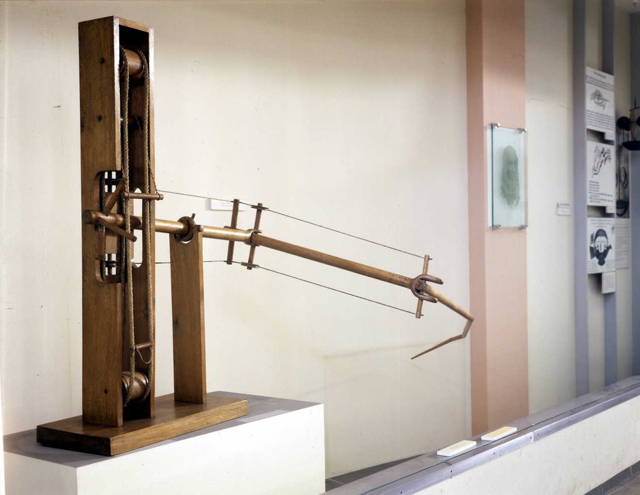 レオナルド・ダ・ヴィンチ(Leonardo da Vinci)の図面に基づいたモデルである、可変傾斜の翼。ミラノの科学技術博物館。 作： レオナルド・ダ（後）ヴィンチ
