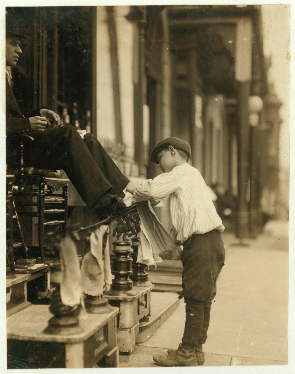 Michael Mero、2 West 4th St. Bootblack、12歳、1年間の意欲。喫煙しないでください。 5月21日午後11時以降に外出。通常は1日6時間勤務します。場所：デラウェア州ウィルミントン。 作： ルイス・ウィックス・ハイン
