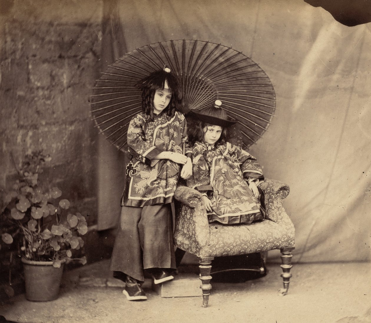 チャイナドレスを着たロリーナとアリス・リデル、1860年。 作： ルイス・キャロル