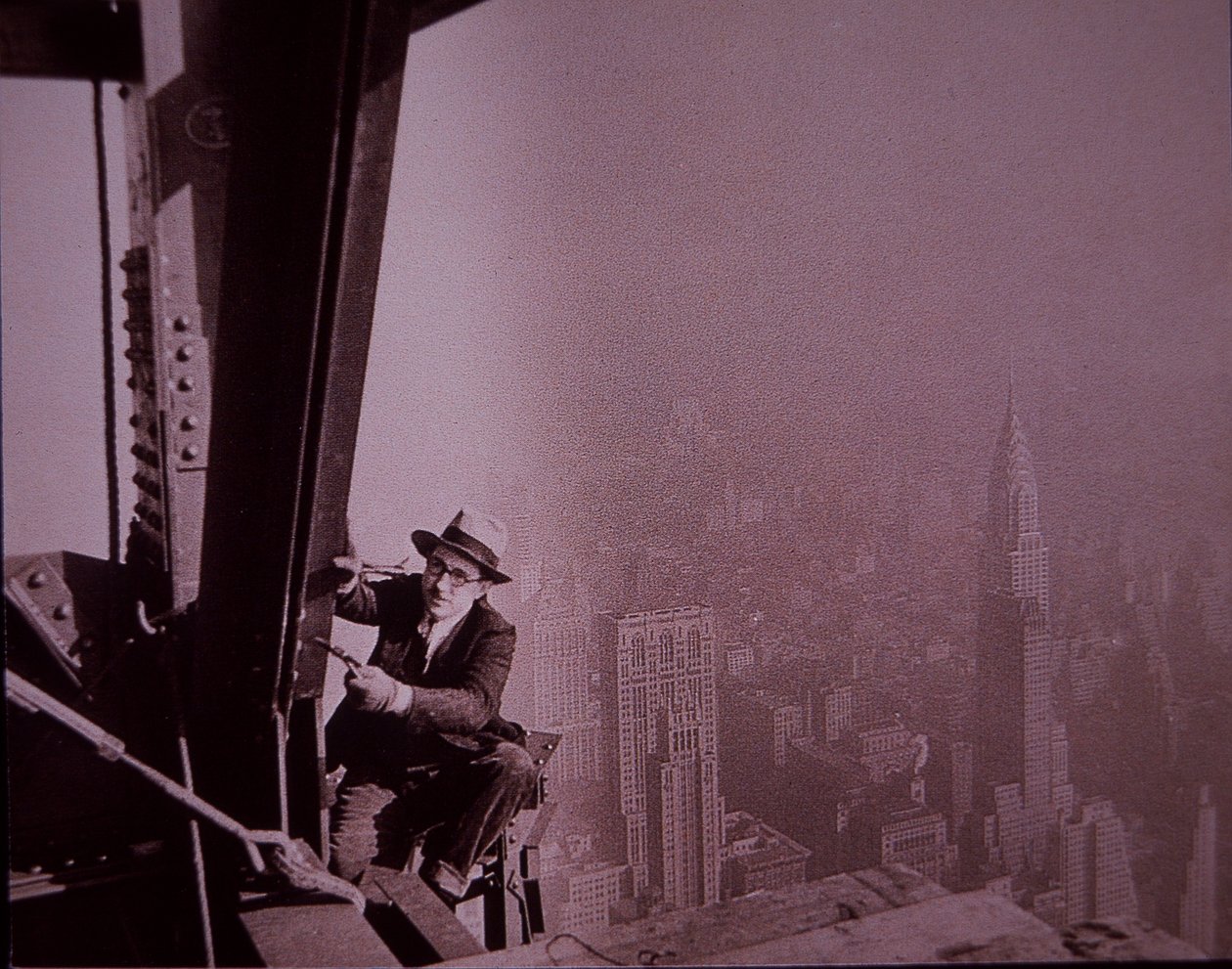 建設中のエンパイア・ステート・ビル、作業をチェックする検査官の様子