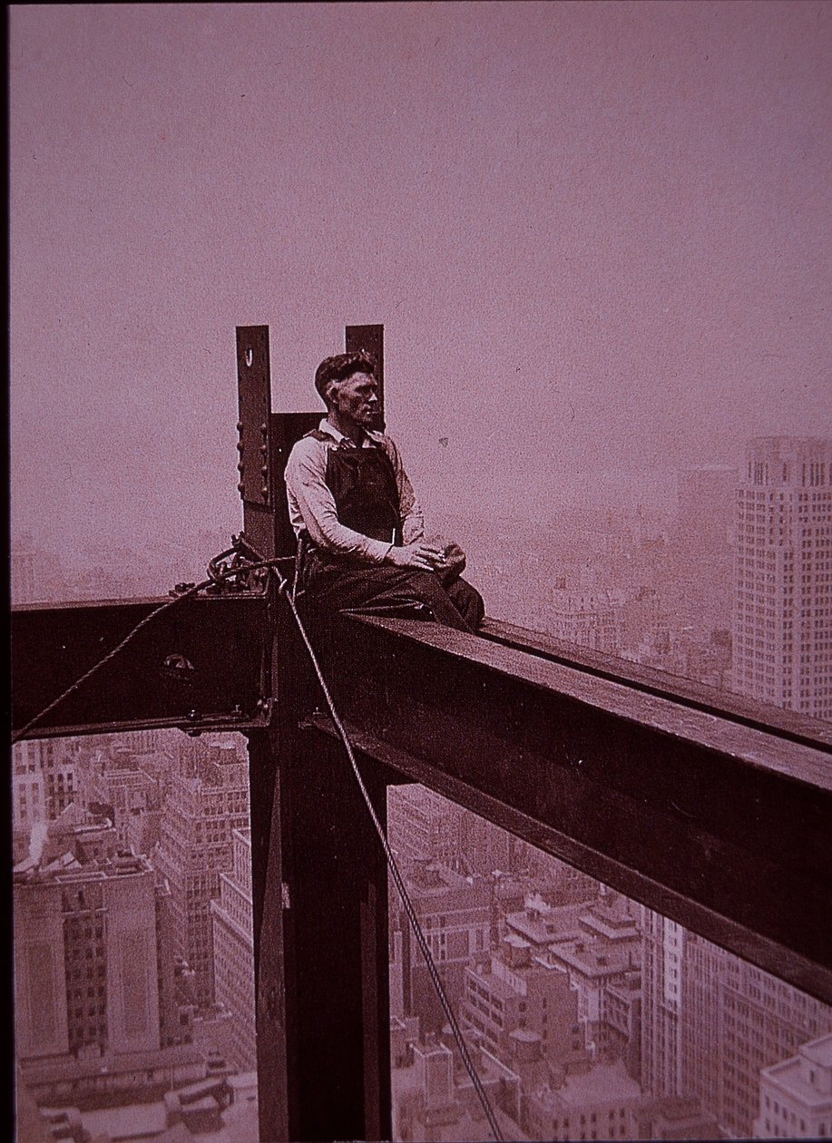 建設中のエンパイア・ステート・ビル、休憩中の作業員の様子