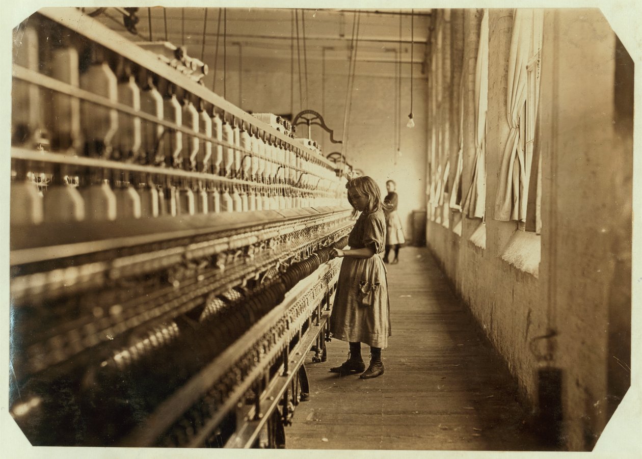 身長わずか4フィートのSadie Pfeiferは、サウスカロライナ州のランカスターコットンミルズで1908年に6か月働いています。 作： ルイス・ウィックス・ハイン