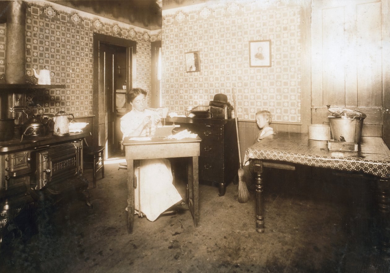 1912年頃、キッチンの歯ブラシに毛を挿入する女性 作： ルイス・ウィックス・ハイン