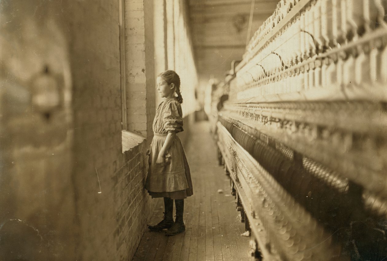 1908年頃、アメリカ・ノースカロライナ州リンカントンの工場で働く少女（モノクロ写真 作： ルイス・ウィックス・ハイン
