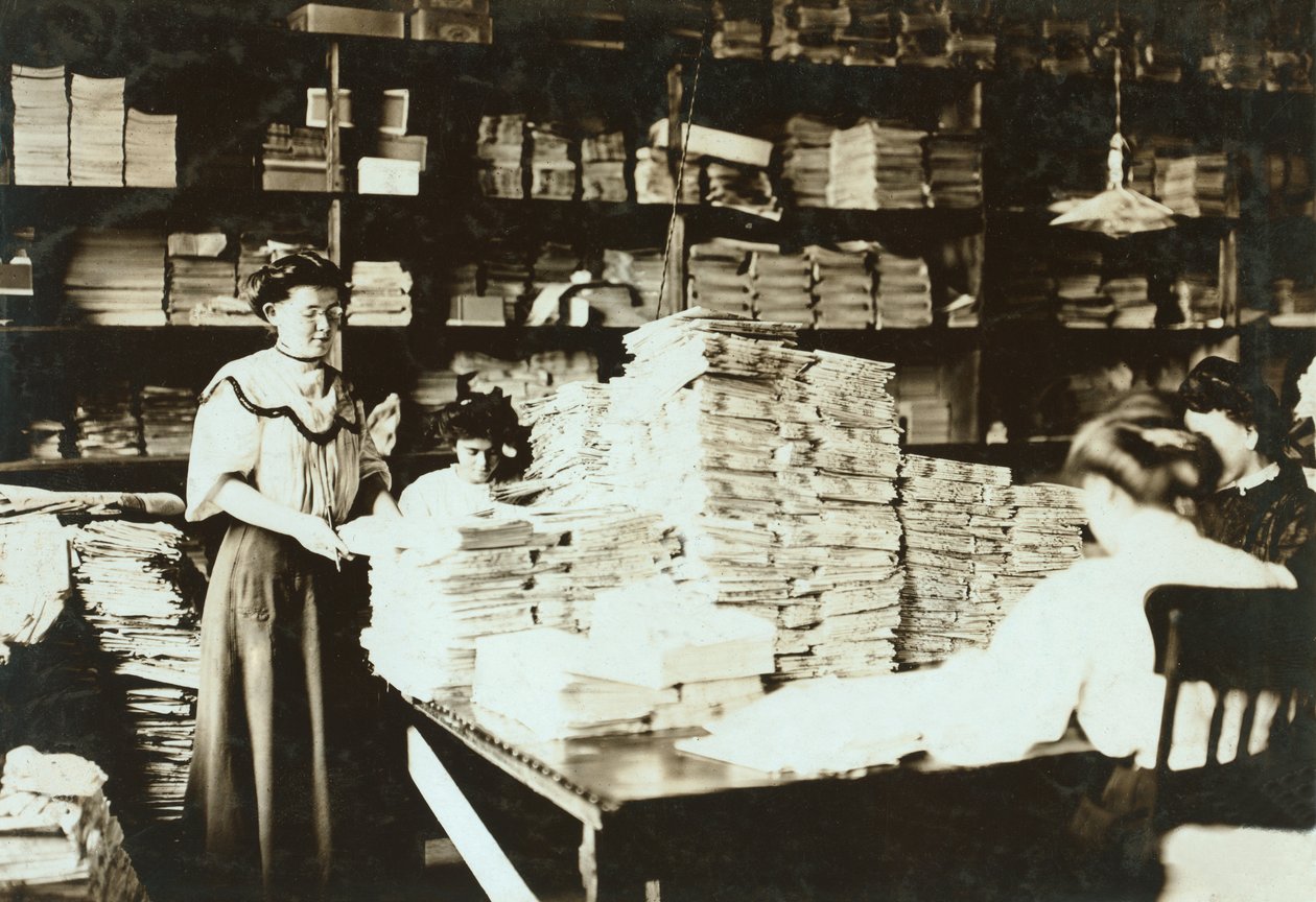 物置で書類を整理する若い女性、1905年頃 作： ルイス・ウィックス・ハイン