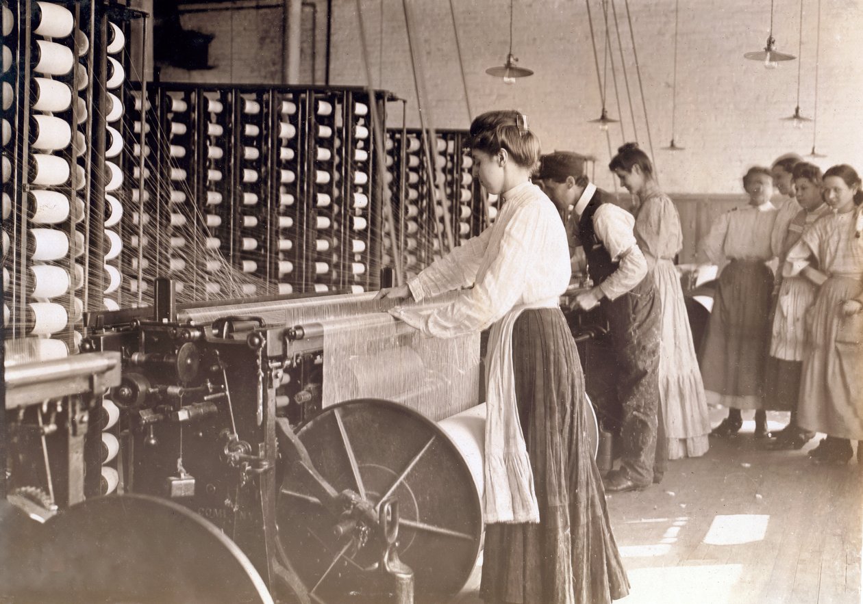 1908年、サウスカロライナ州の綿工場の紡績機で働く若い女性 作： ルイス・ウィックス・ハイン