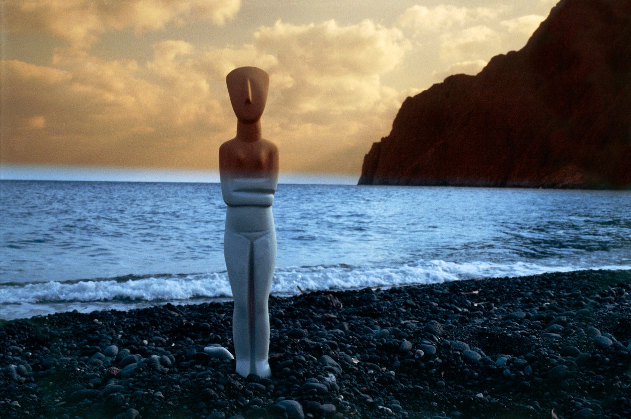 キクラデス諸島（ギリシャ）、ビーチに立つキクラデス文明のアイドル（写真 作： 不明不明