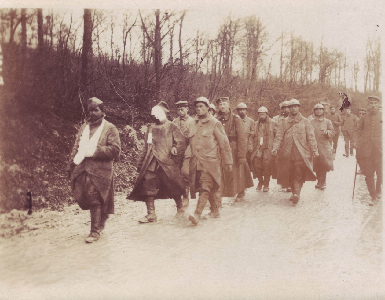 1917年2月 ベルダン戦線 負傷したフランス人捕虜がドイツ兵に護送される 作： 不明不明