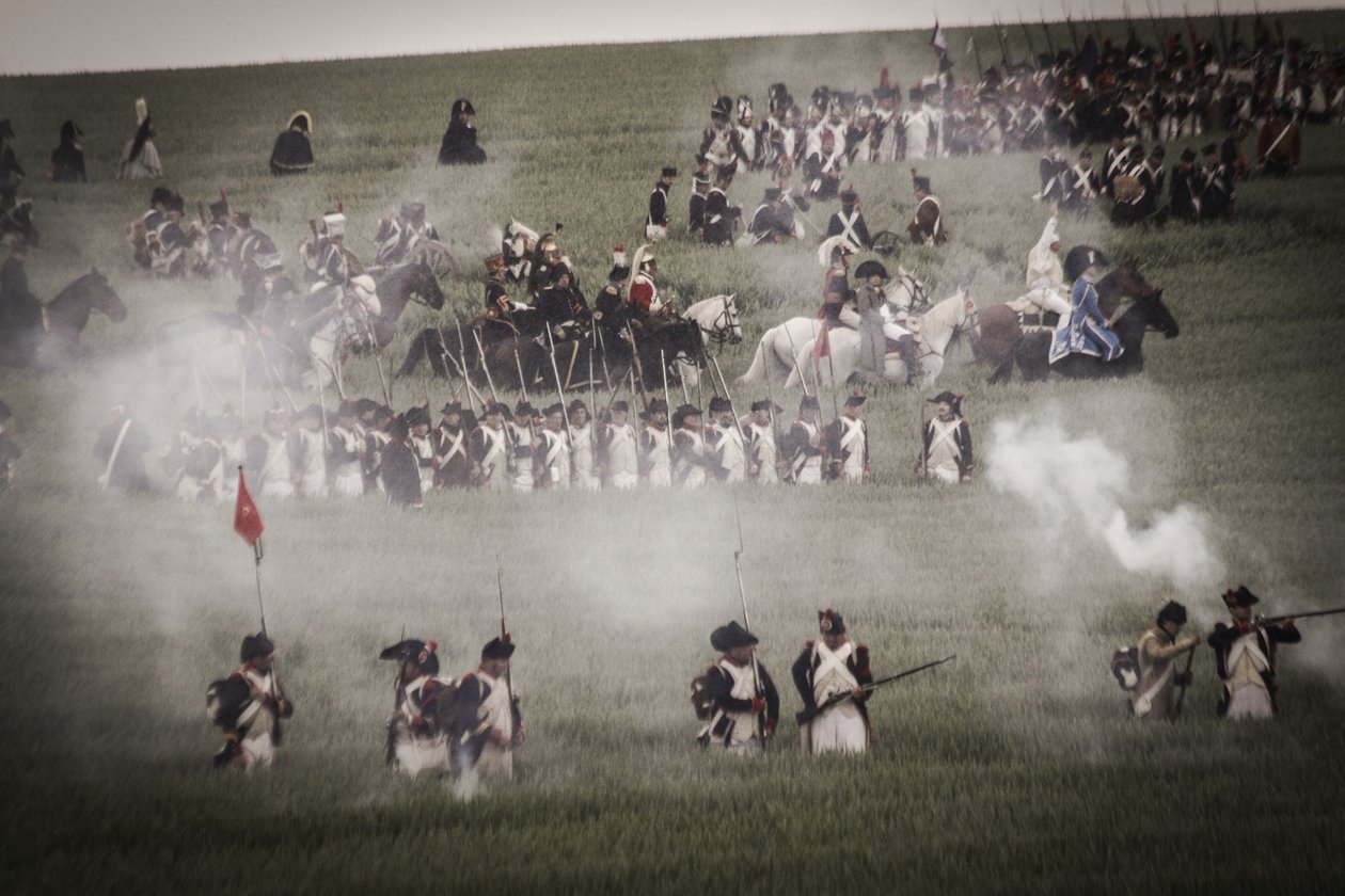 歴史の再現。ナポレオン戦争の戦場におけるフランス軍の歩兵、騎兵、将校たち 作： 不明不明