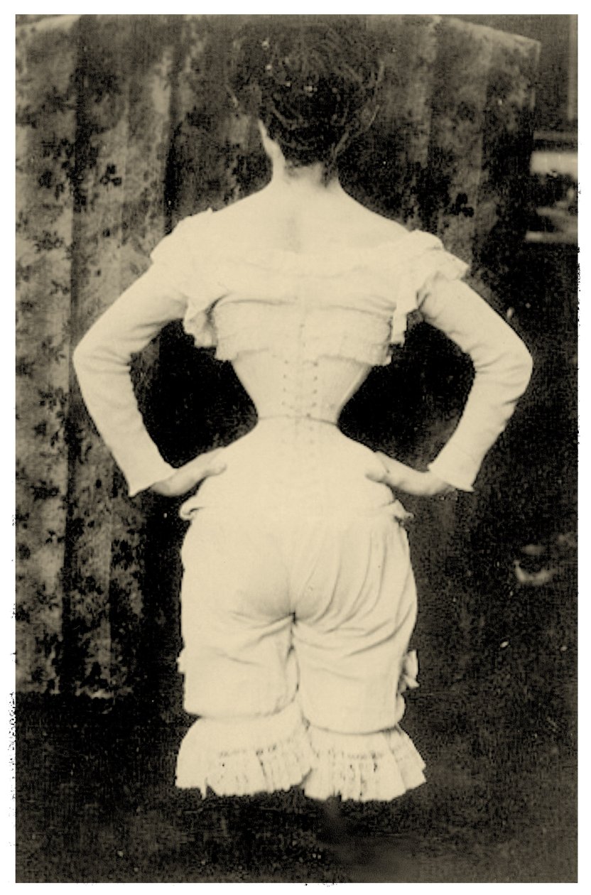 コルセットをつけた女性 1865年頃（写真 作： 不明不明