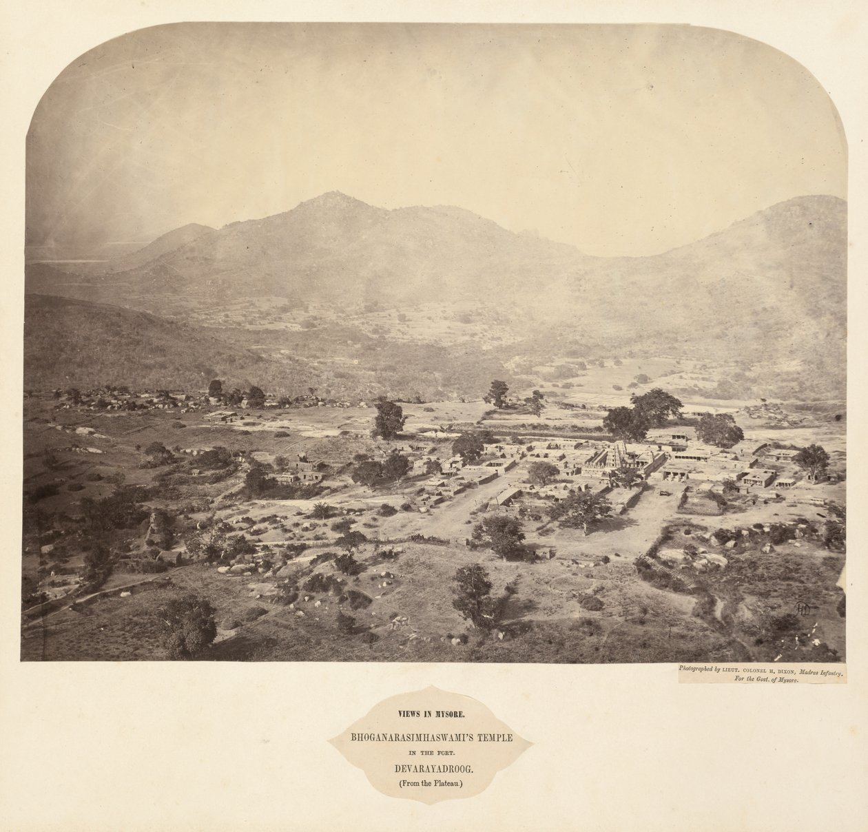マイソールの景色：砦にあるボガナラシムハスワミス寺院、Devarayadroog ...、1862-1865。 作： ヘンリー・ディクソン中佐