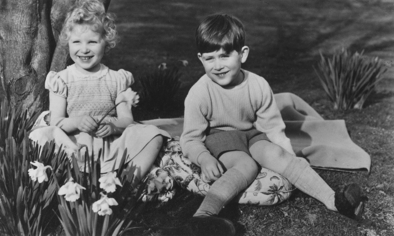 チャールズ皇太子とアン王女、1952年9月28日、バルモラルでの子供。 作： リサ・シェリダン