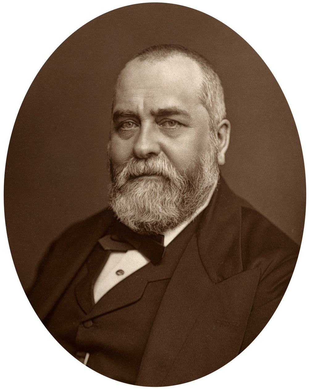 サーフランシスフィリップカンリフオーウェン、サウスケンジントン博物館の監督、1880年。 作： ロックとホイットフィールド