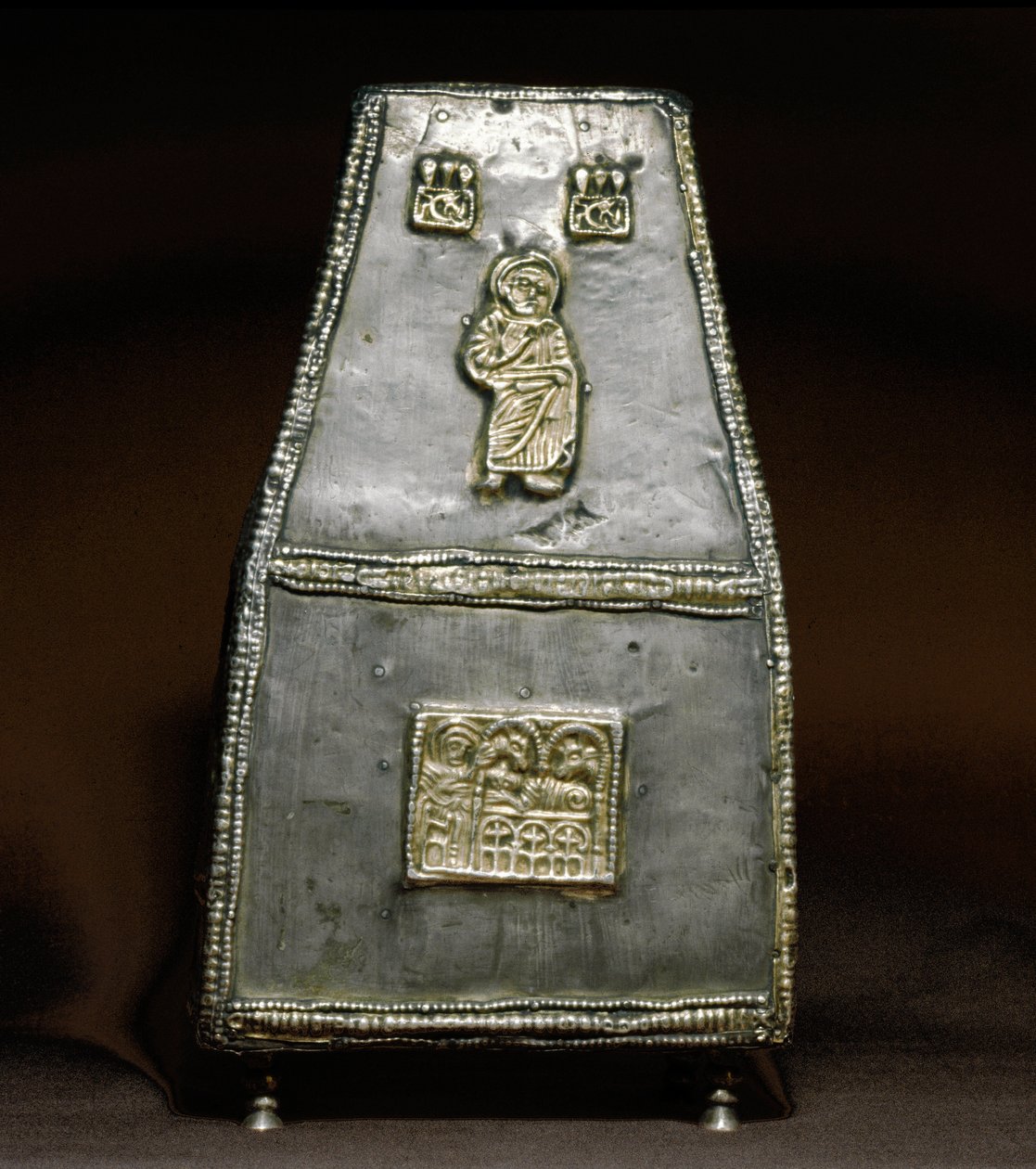 中世の考古学(Middle Ages).ロンバルディアの蛮族芸術。聖遺物を受ける銀製の箱（聖遺物箱）。ロンバルディア美術、8～9世紀。貨幣。チヴィダーレ・デル・フリウリ、クレティアン美術館、大聖堂の宝物 作： ロンバードスクール