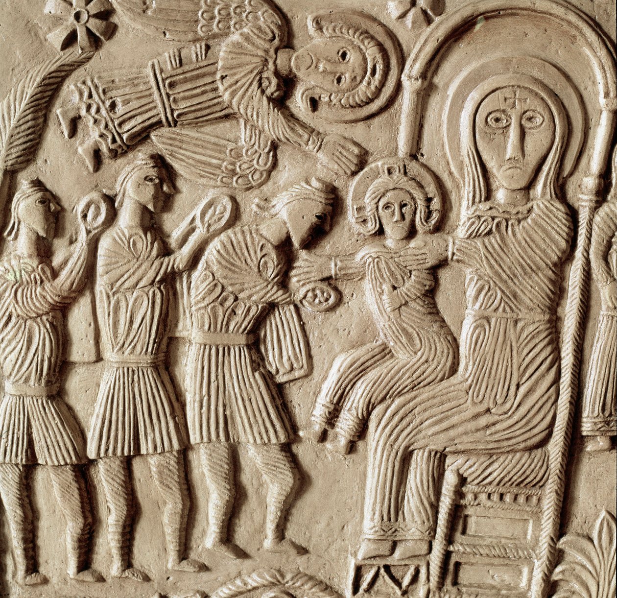 中世の考古学（Middle Ages）。ロンバルディアの蛮族芸術：マギの崇拝、ラチス公の祭壇の低レリーフ彫刻、ロンバルディア美術、737-744年。チヴィダーレ・デル・フリウリ、クレティアン美術館、大聖堂の宝物 作： ロンバードスクール