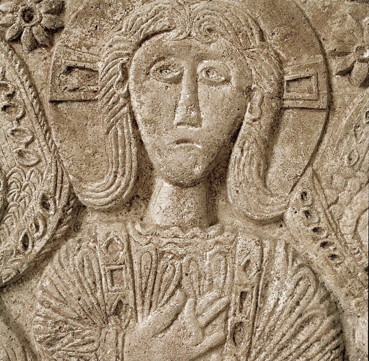 中世の考古学（Middle Ages）。ロンバルディアの蛮族芸術：キリストの細部、ラチス公爵の祭壇の低浮き彫り。彫刻、ロンバルディア美術、737-744年。チヴィダーレ・デル・フリウリ、クレティアン美術館、大聖堂の宝物 作： ロンバードスクール