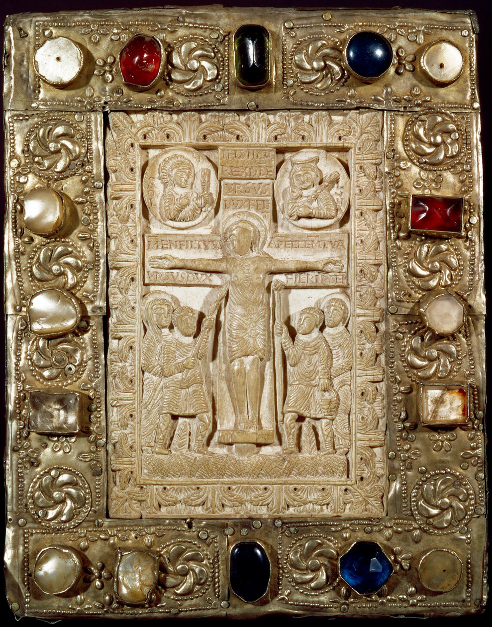 Archäologie des Mittelalters. Barbarische Kunst der Lombardei: der Frieden von Herzog Orso. Der Elfenbeinteil zeigt Christus am Kreuz, umgeben von der Jungfrau, dem heiligen Longinus und dem heiligen Johannes. Lombardische Kunst des 9. Jahrhunderts. von Lombard School